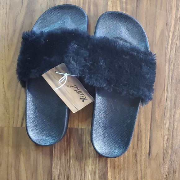 Slippers - Picture 2 of 5